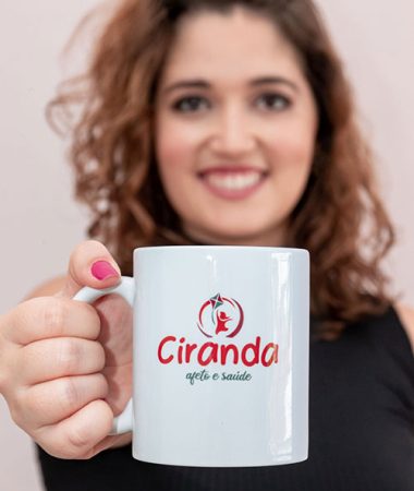 Dr. Luisa Petri segurando caneca com a logo da Ciranda