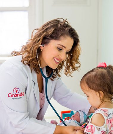 Consulta pediátrica com bebê